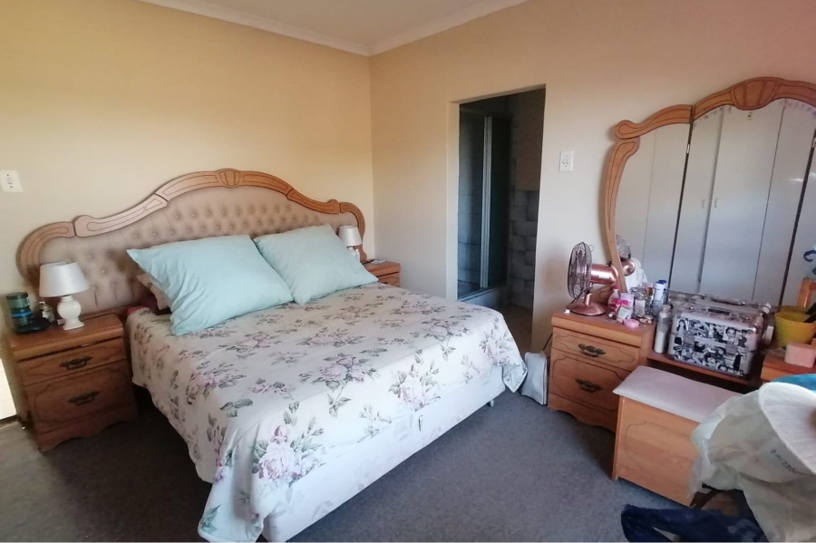 3 Bedroom Property for Sale in Overbaakens Eastern Cape